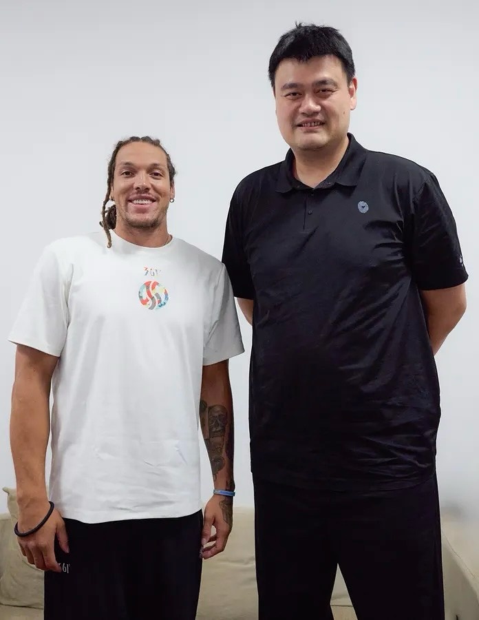华体会HTH-掘金发布戈登与姚明上海同框照：两大球星标志性会面