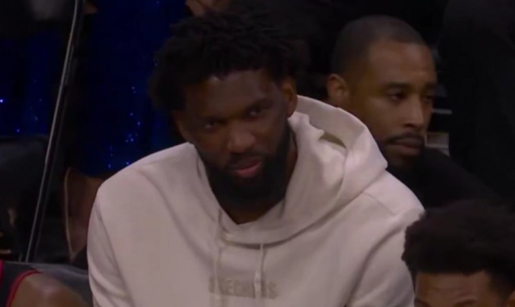 华体会体育-帝之微笑！76人末节落后马刺40+ 恩比德坐在替补席面带笑意