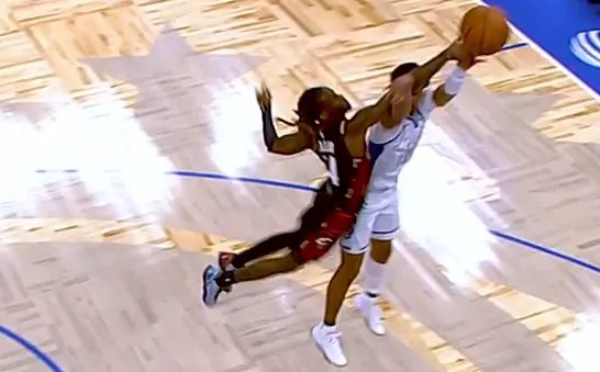 华体会HTH-埃利斯封盖被吹犯规怒喷裁判吃T，随后骑士挑战成功